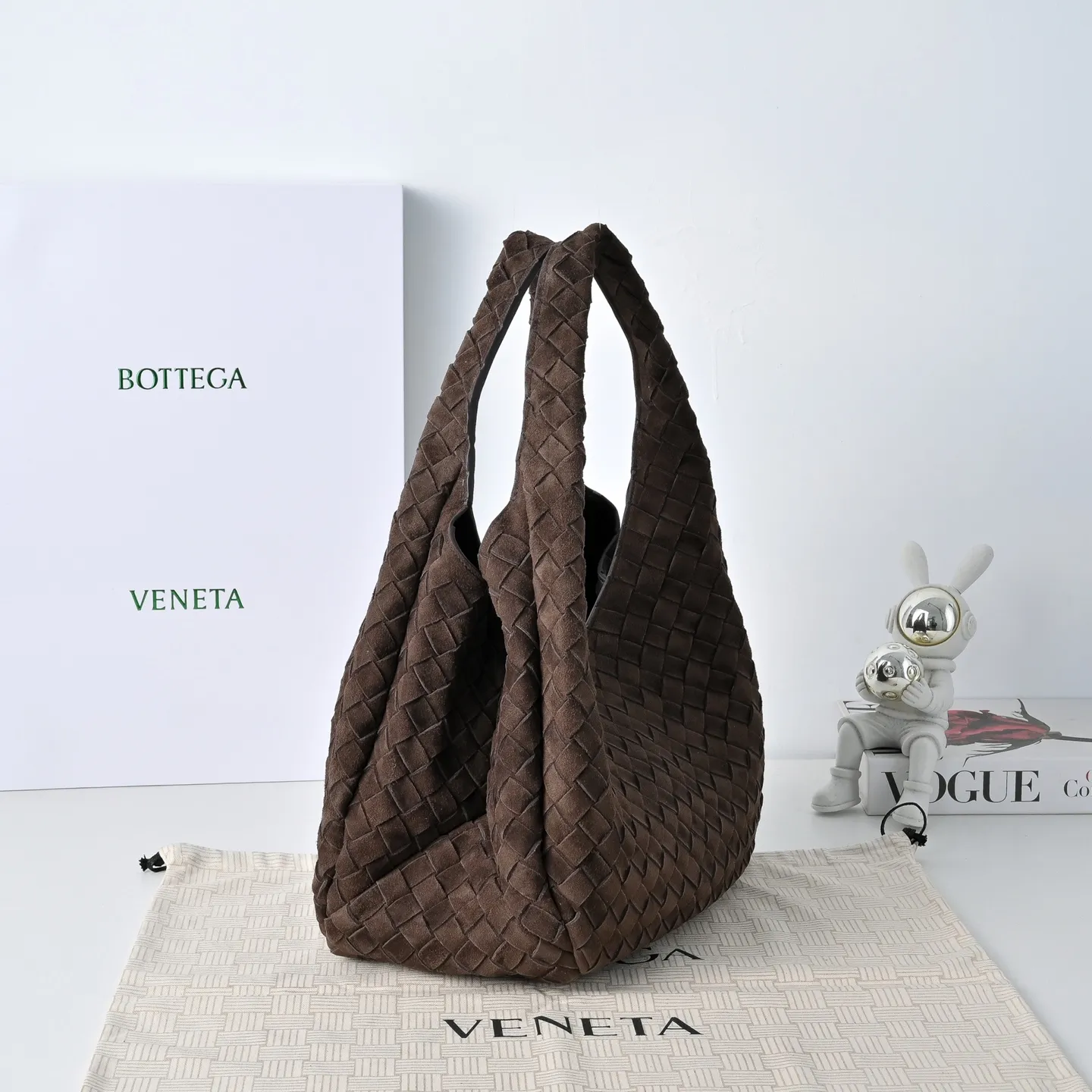 Batch 2160 BV new product suede Campana handbag The classic return of the Campana handbag is retro and charming ☄️Inspired by the classic collection of 2004🌟Each leather strip is made of two layers of Nappa lambskin🐏, showing the ultimate craftsmanship of full weaving inside and outside. The bag is super light, uses leather straps to open and close, and is equipped with a hidden magnetic buckle. It has two forms that can be switched, and the capacity is amazingly large. Whether it is for daily travel or to carry various small items✈️, it can be easily carried! Grab two hands for commuting and dating, and bring out French laziness🌤️ Model: 4249 Size: 33x20x16.5